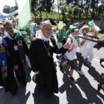 08.08.2017 Kielce. Piesza pielgrzymka diecezji kieleckiej na Jasną Górę wkracza do Kielc. Biskup Jan Piotrowski. / Jarosław Kubalski - Radio Kielce / Pielgrzymka wkracza do Kielc.