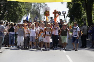 08.08.2017 Kielce. Piesza pielgrzymka diecezji kieleckiej na Jasną Górę wkracza do Kielc. / Jarosław Kubalski - Radio Kielce / Pielgrzymka wkracza do Kielc.