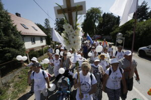 08.08.2017 Kielce. Piesza pielgrzymka diecezji kieleckiej na Jasną Górę wkracza do Kielc. / Jarosław Kubalski - Radio Kielce / Pielgrzymka wkracza do Kielc.