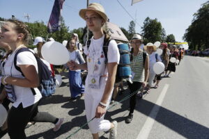 08.08.2017 Kielce. Piesza pielgrzymka diecezji kieleckiej na Jasną Górę wkracza do Kielc. / Jarosław Kubalski - Radio Kielce / Pielgrzymka wkracza do Kielc.