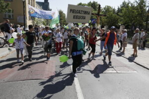 08.08.2017 Kielce. Piesza pielgrzymka diecezji kieleckiej na Jasną Górę wkracza do Kielc. / Jarosław Kubalski - Radio Kielce / Pielgrzymka wkracza do Kielc.