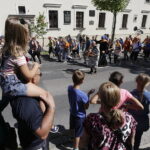 08.08.2017 Kielce. Piesza pielgrzymka diecezji kieleckiej na Jasną Górę wkracza do Kielc. / Jarosław Kubalski - Radio Kielce / Pielgrzymka wkracza do Kielc.