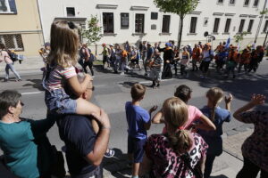 08.08.2017 Kielce. Piesza pielgrzymka diecezji kieleckiej na Jasną Górę wkracza do Kielc. / Jarosław Kubalski - Radio Kielce / Pielgrzymka wkracza do Kielc.