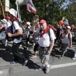 08.08.2017 Kielce. Piesza pielgrzymka diecezji kieleckiej na Jasną Górę wkracza do Kielc. / Jarosław Kubalski - Radio Kielce / Pielgrzymka wkracza do Kielc.