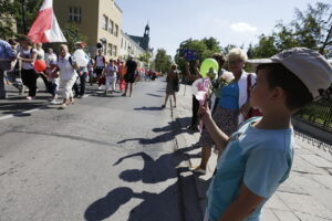 08.08.2017 Kielce. Piesza pielgrzymka diecezji kieleckiej na Jasną Górę wkracza do Kielc. / Jarosław Kubalski - Radio Kielce / Pielgrzymka wkracza do Kielc.