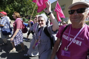 08.08.2017 Kielce. Piesza pielgrzymka diecezji kieleckiej na Jasną Górę wkracza do Kielc. / Jarosław Kubalski - Radio Kielce / Pielgrzymka wkracza do Kielc.