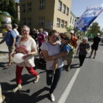 08.08.2017 Kielce. Piesza pielgrzymka diecezji kieleckiej na Jasną Górę wkracza do Kielc. / Jarosław Kubalski - Radio Kielce / Pielgrzymka wkracza do Kielc.