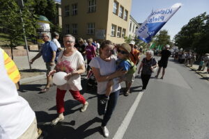 08.08.2017 Kielce. Piesza pielgrzymka diecezji kieleckiej na Jasną Górę wkracza do Kielc. / Jarosław Kubalski - Radio Kielce / Pielgrzymka wkracza do Kielc.