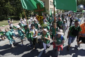 08.08.2017 Kielce. Piesza pielgrzymka diecezji kieleckiej na Jasną Górę wkracza do Kielc. / Jarosław Kubalski - Radio Kielce / Pielgrzymka wkracza do Kielc.