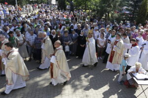 08.08.2017 Kielce. Piesza pielgrzymka diecezji kieleckiej na Jasną Górę wkracza do Kielc. / Jarosław Kubalski - Radio Kielce / Pielgrzymka wkracza do Kielc.