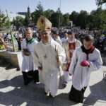 08.08.2017 Kielce. Piesza pielgrzymka diecezji kieleckiej na Jasną Górę wkracza do Kielc. Biskup Jan Piotrowski. / Jarosław Kubalski - Radio Kielce / Pielgrzymka wkracza do Kielc.