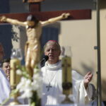 08.08.2017 Kielce. Piesza pielgrzymka diecezji kieleckiej na Jasną Górę wkracza do Kielc. Biskup Jan Piotrowski. / Jarosław Kubalski - Radio Kielce / Pielgrzymka wkracza do Kielc.