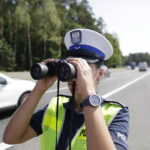 11.08.2017 Miedziana Góra. Policyjna akcja Bezpieczny Weekend. Policja sprawdza czy kierowcy mają zapięte pasy. / Jarosław Kubalski - Radio Kielce / Akcja policji Bezpieczny Weekend