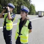 11.08.2017 Miedziana Góra. Policyjna akcja Bezpieczny Weekend. Policja sprawdza czy kierowcy mają zapięte pasy. Sierżant Małgorzata Pędzik i st. sierżant Joanna Żelezik. / Jarosław Kubalski - Radio Kielce / Akcja policji Bezpieczny Weekend
