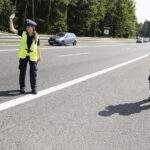 11.08.2017 Miedziana Góra. Policyjna akcja Bezpieczny Weekend. Policja sprawdza czy kierowcy mają zapięte pasy. Sierżant Małgorzata Pędzik i st. sierżant Joanna Żelezik. / Jarosław Kubalski - Radio Kielce / Akcja policji Bezpieczny Weekend