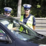 11.08.2017 Miedziana Góra. Policyjna akcja Bezpieczny Weekend. Policja sprawdza czy kierowcy mają zapięte pasy. Sierżant Małgorzata Pędzik i st. sierżant Joanna Żelezik. / Jarosław Kubalski - Radio Kielce / Akcja policji Bezpieczny Weekend