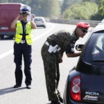 11.08.2017 Miedziana Góra. Policyjna akcja Bezpieczny Weekend. Policja sprawdza czy kierowcy mają zapięte pasy. / Jarosław Kubalski - Radio Kielce / Akcja policji Bezpieczny Weekend