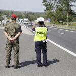 11.08.2017 Miedziana Góra. Policyjna akcja Bezpieczny Weekend. Policja sprawdza czy kierowcy mają zapięte pasy. / Jarosław Kubalski - Radio Kielce / Akcja policji Bezpieczny Weekend