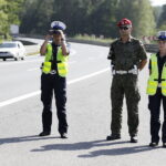 11.08.2017 Miedziana Góra. Policyjna akcja Bezpieczny Weekend. Policja sprawdza czy kierowcy mają zapięte pasy. Sierżant Małgorzata Pędzik, st. kapral Piotr Łebek i st. sierżant Joanna Żelezik. / Jarosław Kubalski - Radio Kielce / Akcja policji Bezpieczny Weekend
