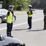 11.08.2017 Miedziana Góra. Policyjna akcja Bezpieczny Weekend. Policja sprawdza czy kierowcy mają zapięte pasy.. Sierżant Małgorzata Pędzik, st. kapral Piotr Łebek i st. sierżant Joanna Żelezik. / Jarosław Kubalski - Radio Kielce / Akcja policji Bezpieczny Weekend