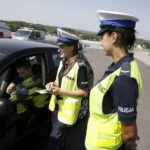 11.08.2017 Miedziana Góra. Policyjna akcja Bezpieczny Weekend. Policja sprawdza czy kierowcy mają zapięte pasy. Sierżant Małgorzata Pędzik i st. sierżant Joanna Żelezik. / Jarosław Kubalski - Radio Kielce / Akcja policji Bezpieczny Weekend