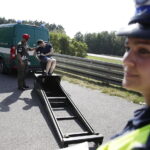 11.08.2017 Miedziana Góra. Policyjna akcja Bezpieczny Weekend. Policja sprawdza czy kierowcy mają zapięte pasy. Kierowcy mogli przetestować symulator zderzenia. / Jarosław Kubalski - Radio Kielce / Akcja policji Bezpieczny Weekend