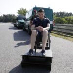 11.08.2017 Miedziana Góra. Policyjna akcja Bezpieczny Weekend. Policja sprawdza czy kierowcy mają zapięte pasy. Kierowcy mogli przetestować symulator zderzenia. / Jarosław Kubalski - Radio Kielce / Akcja policji Bezpieczny Weekend