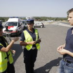 11.08.2017 Miedziana Góra. Policyjna akcja Bezpieczny Weekend. Policja sprawdza czy kierowcy mają zapięte pasy. / Jarosław Kubalski - Radio Kielce / Akcja policji Bezpieczny Weekend