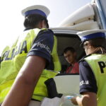 11.08.2017 Miedziana Góra. Policyjna akcja Bezpieczny Weekend. Policja sprawdza czy kierowcy mają zapięte pasy. / Jarosław Kubalski - Radio Kielce / Akcja policji Bezpieczny Weekend