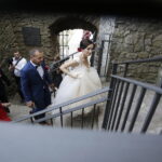 11.08.2017 Chęciny. Ślub na zamku wzięli Paulina Suchorabska i Miron Tkacz. Jest to pierwszy ślub pośród ruin zamku. / Jarosław Kubalski - Radio Kielce / Pierwszy ślub na zamku w Chęcinach