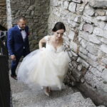 11.08.2017 Chęciny. Ślub na zamku wzięli Paulina Suchorabska i Miron Tkacz. Jest to pierwszy ślub pośród ruin zamku. / Jarosław Kubalski - Radio Kielce / Pierwszy ślub na zamku w Chęcinach