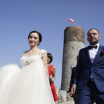 11.08.2017 Chęciny. Ślub na zamku wzięli Paulina Suchorabska i Miron Tkacz. Jest to pierwszy ślub pośród ruin zamku. / Jarosław Kubalski - Radio Kielce / Pierwszy ślub na zamku w Chęcinach