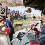 11.08.2017 Chęciny. Ślub na zamku wzięli Paulina Suchorabska i Miron Tkacz. Jest to pierwszy ślub pośród ruin zamku. Udzielił im go burmistrz Robert Jaworski. / Jarosław Kubalski - Radio Kielce / Pierwszy ślub na zamku w Chęcinach