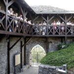 11.08.2017 Chęciny. Ślub na zamku wzięli Paulina Suchorabska i Miron Tkacz. Jest to pierwszy ślub pośród ruin zamku. / Jarosław Kubalski - Radio Kielce / Pierwszy ślub na zamku w Chęcinach