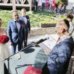 11.08.2017 Chęciny. Ślub na zamku wzięli Paulina Suchorabska i Miron Tkacz. Jest to pierwszy ślub pośród ruin zamku. Udzielił im go burmistrz Robert Jaworski. / Jarosław Kubalski - Radio Kielce / Pierwszy ślub na zamku w Chęcinach