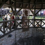 11.08.2017 Chęciny. Ślub na zamku wzięli Paulina Suchorabska i Miron Tkacz. Jest to pierwszy ślub pośród ruin zamku. / Jarosław Kubalski - Radio Kielce / Pierwszy ślub na zamku w Chęcinach