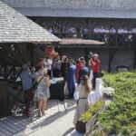 11.08.2017 Chęciny. Ślub na zamku wzięli Paulina Suchorabska i Miron Tkacz. Jest to pierwszy ślub pośród ruin zamku. / Jarosław Kubalski - Radio Kielce / Pierwszy ślub na zamku w Chęcinach