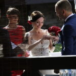 11.08.2017 Chęciny. Ślub na zamku wzięli Paulina Suchorabska i Miron Tkacz. Jest to pierwszy ślub pośród ruin zamku. / Jarosław Kubalski - Radio Kielce / Pierwszy ślub na zamku w Chęcinach