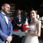 11.08.2017 Chęciny. Ślub na zamku wzięli Paulina Suchorabska i Miron Tkacz. Jest to pierwszy ślub pośród ruin zamku. Udzielił im go burmistrz Robert Jaworski. / Jarosław Kubalski - Radio Kielce / Pierwszy ślub na zamku w Chęcinach