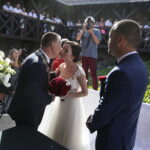 11.08.2017 Chęciny. Ślub na zamku wzięli Paulina Suchorabska i Miron Tkacz. Jest to pierwszy ślub pośród ruin zamku. Udzielił im go burmistrz Robert Jaworski. / Jarosław Kubalski - Radio Kielce / Pierwszy ślub na zamku w Chęcinach