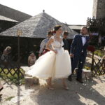 11.08.2017 Chęciny. Ślub na zamku wzięli Paulina Suchorabska i Miron Tkacz. Jest to pierwszy ślub pośród ruin zamku. / Jarosław Kubalski - Radio Kielce / Pierwszy ślub na zamku w Chęcinach