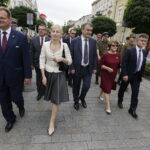 12.08.2017 Kielce. Marsz Szlakiem Pierwszej Kompanii Kadrowej wkroczył do Kielc. Szef Urzędu ds. Kombatantów Jan Józef Kasprzyk, europoseł Beata Gosiewska, prezydent Wojciech Lubawski i senator Krzysztof Słoń. / Jarosław Kubalski - Radio Kielce / Marsz Szlakiem Pierwszej Kompanii Kadrowej wkroczył do Kielc