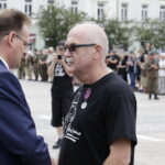 12.08.2017 Kielce. Marsz Szlakiem Pierwszej Kompanii Kadrowej wkroczył do Kielc. Jan Józef Kasprzyk wręcza medal Pro Patria Bogdanowi Kuffelowi. / Jarosław Kubalski - Radio Kielce / Marsz Szlakiem Pierwszej Kompanii Kadrowej wkroczył do Kielc