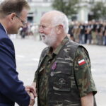 12.08.2017 Kielce. Marsz Szlakiem Pierwszej Kompanii Kadrowej wkroczył do Kielc. Jan Józef Kasprzyk wręcza medal Pro Patria Stanisławowi Wyżyckiemu. / Jarosław Kubalski - Radio Kielce / Marsz Szlakiem Pierwszej Kompanii Kadrowej wkroczył do Kielc