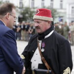 12.08.2017 Kielce. Marsz Szlakiem Pierwszej Kompanii Kadrowej wkroczył do Kielc. Jan Józef Kasprzyk wręcza medal Pro Patria Robertowi Matusikowi. / Jarosław Kubalski - Radio Kielce / Marsz Szlakiem Pierwszej Kompanii Kadrowej wkroczył do Kielc