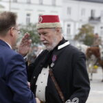 12.08.2017 Kielce. Marsz Szlakiem Pierwszej Kompanii Kadrowej wkroczył do Kielc. Jan Józef Kasprzyk wręcza medal Pro Patria Robertowi Osińskiemu. / Jarosław Kubalski - Radio Kielce / Marsz Szlakiem Pierwszej Kompanii Kadrowej wkroczył do Kielc