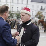 12.08.2017 Kielce. Marsz Szlakiem Pierwszej Kompanii Kadrowej wkroczył do Kielc. Jan Józef Kasprzyk wręcza medal Pro Patria Jarosławowi Pasternakowi. / Jarosław Kubalski - Radio Kielce / Marsz Szlakiem Pierwszej Kompanii Kadrowej wkroczył do Kielc
