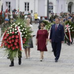 12.08.2017 Kielce. Marsz Szlakiem Pierwszej Kompanii Kadrowej wkroczył do Kielc. Kwiaty pod pomnikiem Józefa Piłsudskiego składają Szef Urzędu ds. Kombatantów Jan Józef Kasprzyk, europoseł Beata Gosiewska, poseł Maria Zuba i senator Krzysztof Słoń. / Jarosław Kubalski - Radio Kielce / Marsz Szlakiem Pierwszej Kompanii Kadrowej wkroczył do Kielc
