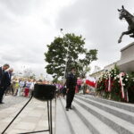 12.08.2017 Kielce. Marsz Szlakiem Pierwszej Kompanii Kadrowej wkroczył do Kielc. Kwiaty przed pomnikiem Józefa Piłsudskiego składają sekretarz miasta Janusz Koza, prezydent Wojciech Lubawski i radny Witold Borowiec. / Jarosław Kubalski - Radio Kielce / Marsz Szlakiem Pierwszej Kompanii Kadrowej wkroczył do Kielc