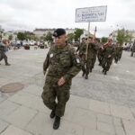 12.08.2017 Kielce. Marsz Szlakiem Pierwszej Kompanii Kadrowej wkroczył do Kielc. Przemarsz z Placu Wolności pod Pałac Biskupów Krakowskich. / Jarosław Kubalski - Radio Kielce / Marsz Szlakiem Pierwszej Kompanii Kadrowej wkroczył do Kielc